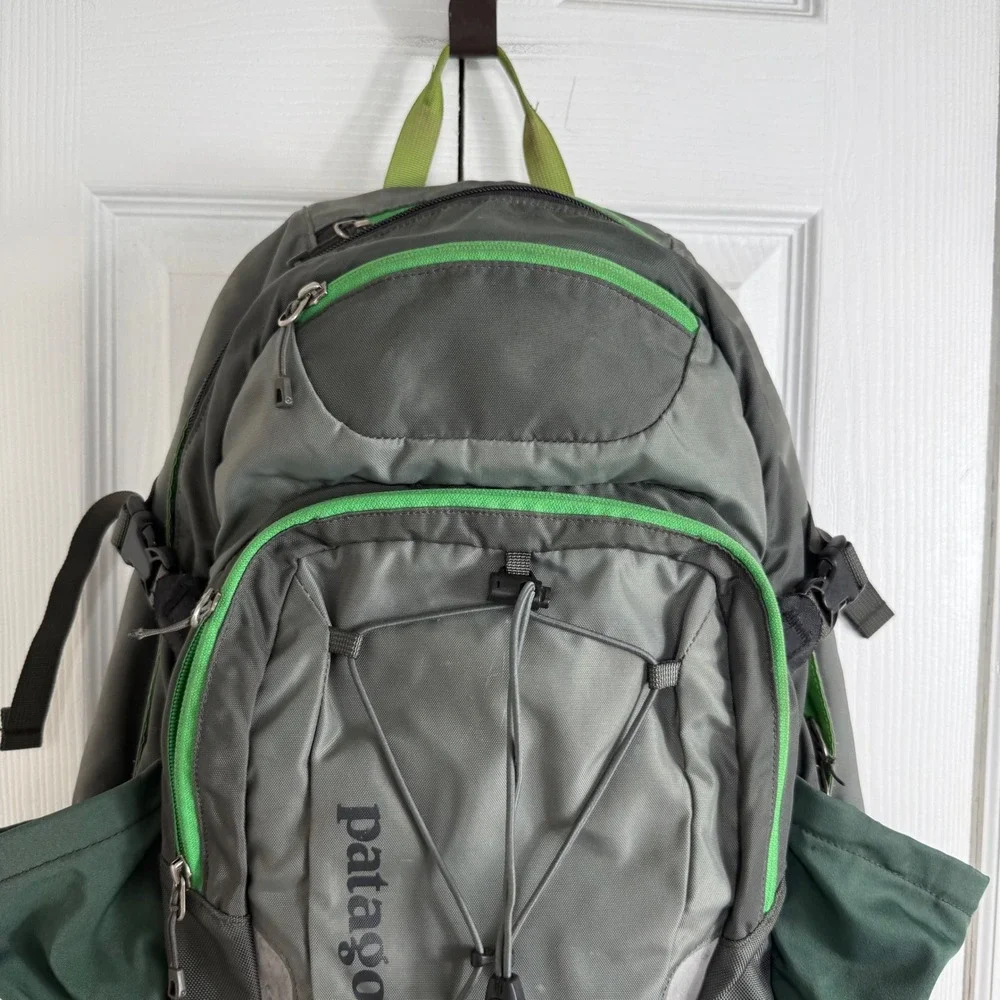 Patagonia Chacabuco 32L Backpack OS Grey Green Gorpcore Hiking Daypack